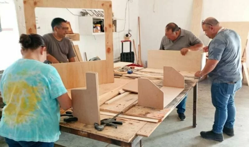 Capacitan a jóvenes en conflicto con la Ley Penal de Reynosa con talleres de carpintería y alimentos