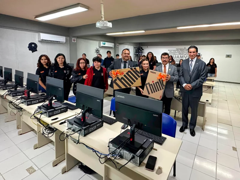 Equipa rector de la UAT centros de cómputo en Reynosa y Valle Hermoso