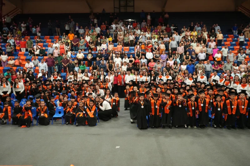 El rector Dámaso Anaya y la Lic. Isolda Rendón presiden graduación de los CENDIS de la UAT